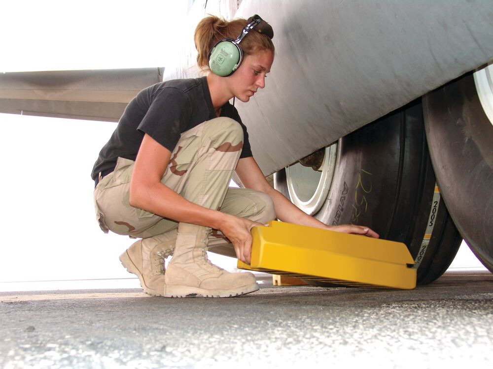 ac6820-lr_aviation-wheel-chock